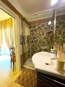 y baño con lavabo y ducha. en Casa AGNESE B&B, en Nápoles