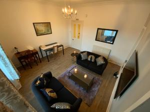 ein Wohnzimmer mit einem Sofa und einem Tisch in der Unterkunft Stunning 1-Bed Apartment in Aberdeen city centre in Aberdeen