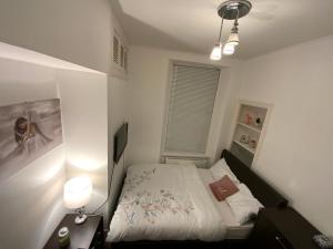 ein kleines Schlafzimmer mit einem Bett und einem Tisch in der Unterkunft Stunning 1-Bed Apartment in Aberdeen city centre in Aberdeen