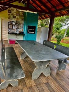 a large concrete table sitting on a wooden floor at Sítio Gran Royalle in Sete Lagoas