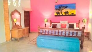 1 dormitorio con cama y espejo en Jungle Heritage, en Paliā Kalān