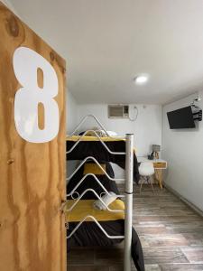 Giường tầng trong phòng chung tại Mora Hostel