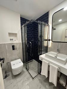ein Bad mit einer Dusche, einem Waschbecken und einem WC in der Unterkunft Prime Bosphorus Hotel in Istanbul