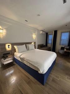ein Schlafzimmer mit einem großen Bett in einem Zimmer in der Unterkunft Prime Bosphorus Hotel in Istanbul