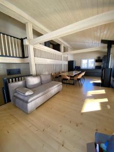Bagna的住宿－Soul House，客厅配有沙发和桌子