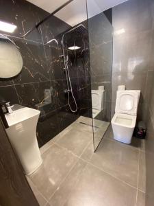 W łazience znajduje się toaleta, prysznic i umywalka. w obiekcie Soul House w mieście Bagna