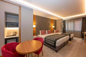 Postel nebo postele na pokoji v ubytování Ramada Encore by Wyndham Istanbul Sisli