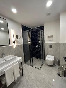 bagno con doccia, lavandino e servizi igienici di Prime Bosphorus Hotel a Istanbul