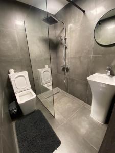 BagnaにあるSoul Houseのバスルーム(シャワー、トイレ、シンク付)