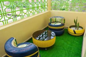 balcón con mesa y sillas azules y amarillas en Naivasha 2 Bedroom Rated Best, en Naivasha