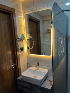 a bathroom with a sink and a mirror at Ankara Santral Otel in Altındağ