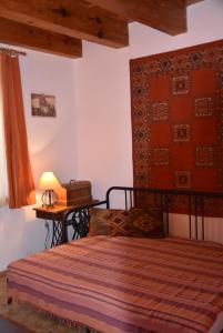 1 dormitorio con 1 cama y 1 mesa con lámpara en Berek Ház, en Balatonberény