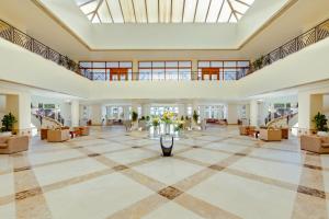 eine große Lobby mit Sofas und einer großen Decke in der Unterkunft Sunrise Alma Bay Resort in Hurghada