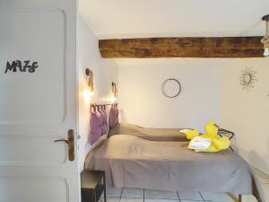 um quarto com uma cama com um pato amarelo em Le Grand Bassin em Castelnaudary
