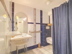 uma casa de banho com um lavatório e um WC em Le Grand Bassin em Castelnaudary