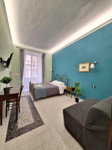 羅馬的住宿－The Painter's House，一间卧室设有两张床和蓝色的墙壁
