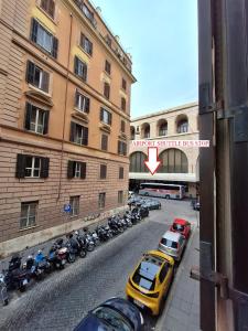 um grupo de carros estacionados num parque de estacionamento ao lado de um edifício em The Painter's House em Roma