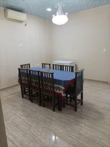 ein Raum mit einem Tisch mit drei Stühlen und einer blau-weißen Tischdecke in der Unterkunft Quinta Las Palmeras, Cond. Cerrado seguridad 24hs. in Hernandarias