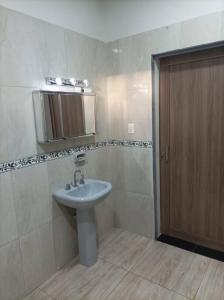 ein Badezimmer mit Waschbecken und Spiegel in der Unterkunft Quinta Las Palmeras, Cond. Cerrado seguridad 24hs. in Hernandarias