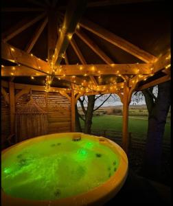 Fotografie z fotogalerie ubytování Burtree Country House, Tipi's, Treehouse & Lodge & house rooms with hot tubs in a private garden v destinaci Thirsk