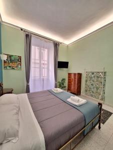 羅馬的住宿－The Painter's House，一间卧室设有一张大床和一个窗户。