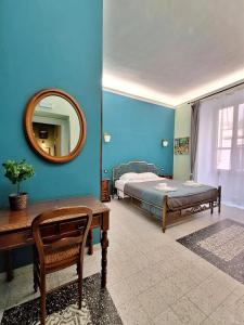 羅馬的住宿－The Painter's House，一间蓝色卧室,配有一张床和镜子