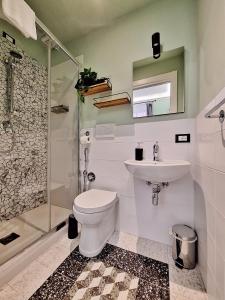 uma casa de banho com um WC, um lavatório e um chuveiro em The Painter's House em Roma