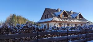 Uma casa com um monte de pássaros à frente. em Prima View em Karpacz
