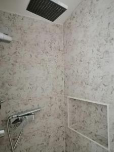 a bathroom with a ceiling fan in a room at L'Embellie un gîte tout confort et cocooning in Villefranche-sur-Saône