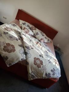 uma cama com duas almofadas em cima em FeWo im Gasthof Forsthaus em Marktredwitz