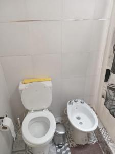 uma casa de banho com um WC e um lavatório em La Casita de Nala em Neuquén