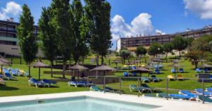 um resort com piscina, cadeiras e guarda-sóis em Apartment Belleview em Lagos