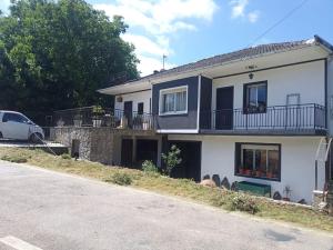 una casa con un coche aparcado delante de ella en InterNational, 