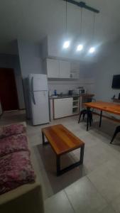 um quarto com uma cozinha com uma mesa e um frigorífico em TEMPORARIO RIVADAVIA em Corrientes