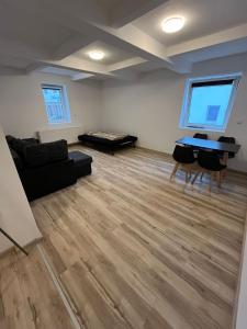 ein Wohnzimmer mit Sofa und Klavier in der Unterkunft Rona 2xZimmerwohnung in Darmstadt