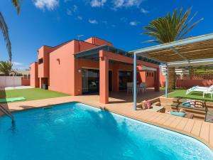 willa z basenem przed domem w obiekcie Long Beach By CanariasGetaway w Corralejo