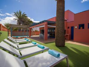 szereg leżaków na trawniku w pobliżu ośrodka w obiekcie Long Beach By CanariasGetaway w Corralejo