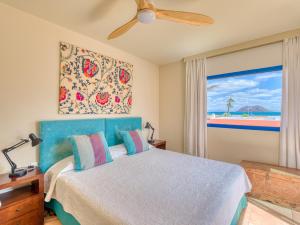 sypialnia z łóżkiem i dużym oknem w obiekcie Long Beach By CanariasGetaway w Corralejo +37 zdjęć