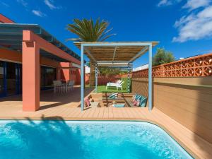 taras z basenem i pergolą w obiekcie Long Beach By CanariasGetaway w Corralejo