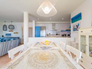 kuchnia i jadalnia ze stołem i krzesłami w obiekcie Long Beach By CanariasGetaway w Corralejo