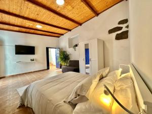 una camera con un grande letto di Teresitas Beach Escape Apartment a San Andrés