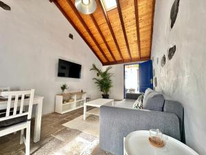 uma sala de estar com um sofá e uma mesa em Teresitas Beach Escape Apartment em San Andrés