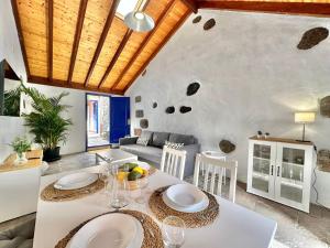 sala de estar con mesa y sofá en Teresitas Beach Escape Apartment en San Andrés