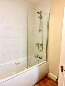 Bilik mandi di Relaxing Park View Apartment +10 gambar