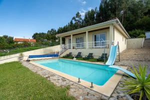 ein Haus mit Pool im Hof in der Unterkunft Casal do Porto in Vila Verde