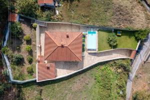 eine Aussicht auf ein Haus mit Dach in der Unterkunft Casal do Porto in Vila Verde