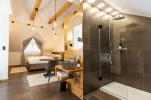1 dormitorio y baño con ducha. en Kavenija apartmaji - Free Parking, en Maribor