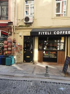 uma loja com uma placa na frente de um edifício em Şehir Hotel Old City em Istambul