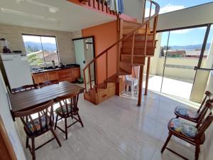 帕羅卡的住宿－Pousada Nova Trilha，厨房和带螺旋楼梯的用餐室
