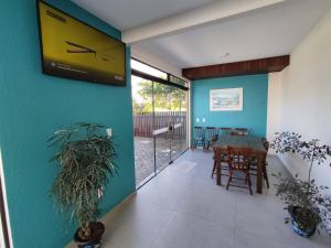 帕羅卡的住宿－Pousada Nova Trilha，一间设有桌子和蓝色墙壁的用餐室